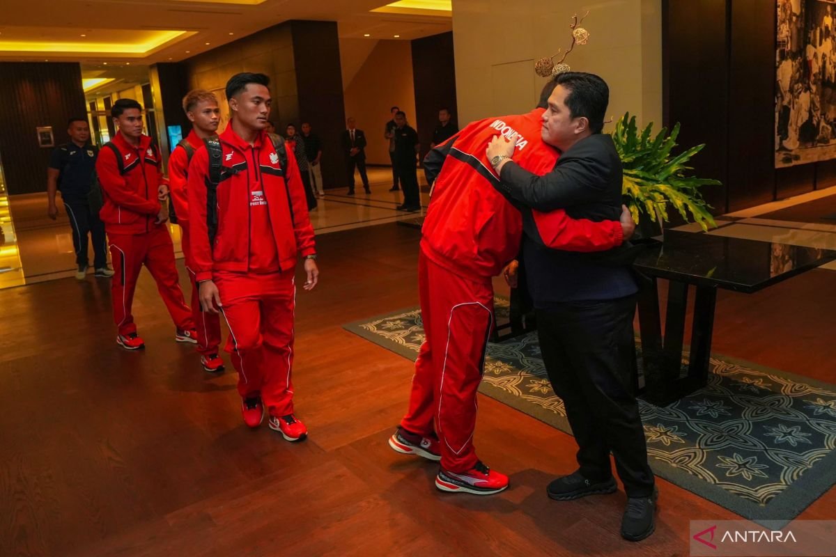 Here are some alternate title suggestions for "Prediksi Susunan Pemain Timnas Indonesia vs Australia":

1. "Proyeksi Line-up Timnas Indonesia Melawan Australia"
2. "Analisis Formasi Timnas Indonesia di Pertandingan Kontra Australia"
3. "Taktik dan Susunan Pemain Timnas Indonesia vs Australia"
4. "Prediksi Komposisi Pemain Timnas Indonesia vs Australia"
5. "Susunan Timnas Indonesia: Menatap Duel Melawan Australia"
6. "Perkiraan Formasi untuk Pertandingan Indonesia vs Australia"
7. "Pembentukan Ideal Timnas Indonesia dalam Laga Melawan Australia"
8. "Peta Cita Timnas Indonesia vs Australia: Susunan dan Strategi"
9. "Susunan Pemain yang Diprediksi untuk Pertandingan Indonesia vs Australia"
10. "Optimasi Strategi: Prediksi Pemain Timnas Indonesia vs Australia"

Feel free to mix and match or modify these suggestions to better suit your needs!