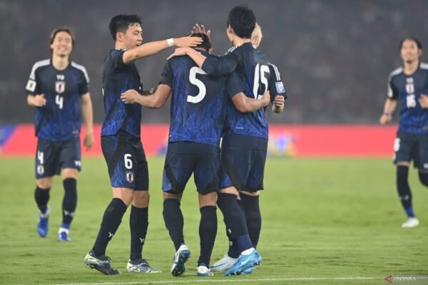Berikut beberapa alternatif judul untuk "Jepang ditahan imbang tanpa gol oleh Arab Saudi":

1. "Jepang dan Arab Saudi Berbagi Poin dalam Pertandingan Tanpa Gol"
2. "Pertandingan Sengit: Jepang dan Arab Saudi Akhiri Laga Tanpa Gol"
3. "Jepang Gagal Cetak Gol, Arab Saudi Tahan Imbang 0-0"
4. "Laga Seru Tanpa Gol: Jepang vs Arab Saudi Berakhir Imbang"
5. "Jepang Terkunci: Pertandingan Melawan Arab Saudi Berakhir Tanpa Poin Gol"

Silakan pilih atau gunakan sebagai inspirasi!