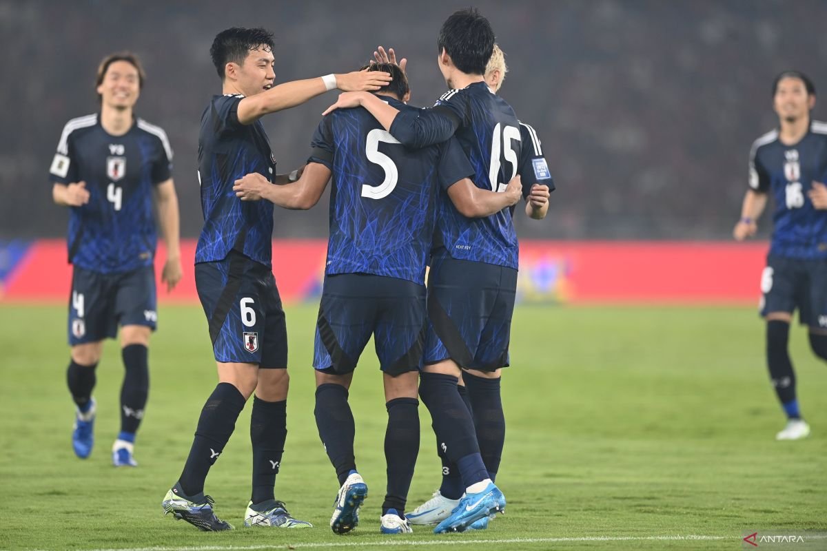 Berikut beberapa alternatif judul untuk "Jepang ditahan imbang tanpa gol oleh Arab Saudi":

1. "Jepang dan Arab Saudi Berbagi Poin dalam Pertandingan Tanpa Gol"
2. "Pertandingan Sengit: Jepang dan Arab Saudi Akhiri Laga Tanpa Gol"
3. "Jepang Gagal Cetak Gol, Arab Saudi Tahan Imbang 0-0"
4. "Laga Seru Tanpa Gol: Jepang vs Arab Saudi Berakhir Imbang"
5. "Jepang Terkunci: Pertandingan Melawan Arab Saudi Berakhir Tanpa Poin Gol"

Silakan pilih atau gunakan sebagai inspirasi!