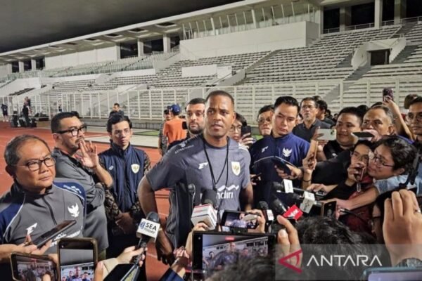 Here are some alternative title suggestions for "Pratinjau Indonesia vs Bahrain: Saatnya kembali tampil pragmatis":

1. "Preview: Indonesia vs Bahrain - Kembali ke Pendekatan Pragmatik"
2. "Indonesia vs Bahrain: Saatnya Memilih Strategi Pragmatik"
3. "Analisis Indonesia vs Bahrain: Kembalinya Gaya Permainan Pragmatik"
4. "Persiapan Indonesia vs Bahrain: Momen untuk Taktik Pragmatik"
5. "Indonesia vs Bahrain: Menatap Kembali Taktik yang Pragmatik"
6. "Preview Pertandingan: Indonesia vs Bahrain - Mengadopsi Pendekatan Pragmatik"
7. "Rangkuman Indonesia vs Bahrain: Memperkuat Pendekatan Pragmatik"
8. "Menyongsong Indonesia vs Bahrain: Kembali ke Taktik yang Karakteristik"

Feel free to mix and match or modify these suggestions to better fit your needs!