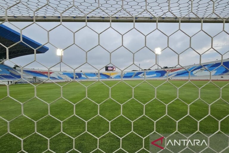 Here are some alternate title suggestions for “Panpel Arema FC legawa terima sanksi imbas pelemparan bus Persik”:

1. “Arema FC Panpel Terima Sanksi Pasca Insiden Pelemparan Bus Persik”
2. “Sanksi Diterima Panpel Arema FC Atas Pelemparan Bus Persik”
3. “Panpel Arema FC Mengakui Sanksi Terkait Pelemparan Bus Persik”
4. “Usai Insiden Pelemparan, Panpel Arema FC Siap Terima Sanksi”
5. “Tanggapan Panpel Arema FC Terhadap Sanksi Imbas Pelemparan Bus Persik”
6. “Sanksi untuk Panpel Arema FC: Dampak Pelemparan Bus Persik”
7. “Arema FC: Panpel Siap Menghadapi Sanksi Setelah Kasus Pelemparan Bus”
8. “Insiden Pelemparan Bus Persik: Panpel Arema FC Legawa Terima Sanksi”

Feel free to choose any of these or modify them as per your needs!