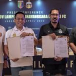 Berikut adalah beberapa alternatif judul untuk "Termasuk Bhayangkara dan Persikas, Tujuh Klub Ganti Nama dan Domisili":

1. "Tujuh Klub Mengubah Nama dan Lokasi, Termasuk Bhayangkara dan Persikas"
2. "Transformasi Tim: Bhayangkara dan Persikas Jadi Bagian dari Tujuh Klub yang Ganti Nama dan Domisili"
3. "Bhayangkara dan Persikas: Di Antara Tujuh Klub yang Lakukan Perubahan Nama dan Domisili"
4. "Perubahan Identitas: Tujuh Klub, Termasuk Bhayangkara dan Persikas, Ganti Nama dan Domisili"
5. "Tujuh Klub Sepak Bola, Termasuk Bhayangkara dan Persikas, Resmi Ganti Nama dan Domisili"
6. "Bhayangkara dan Persikas Bergabung dengan Tujuh Klub yang Berubah Nama dan Lokasi"
7. "Perubahan Besar: Tujuh Klub Sepak Bola, Bhayangkara dan Persikas Terlibat dalam Pergantian Nama dan Domisili"

Silakan pilih yang paling sesuai atau gunakan sebagai inspirasi untuk judul yang diinginkan!