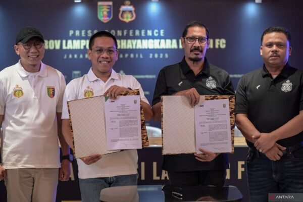Berikut adalah beberapa alternatif judul untuk "Termasuk Bhayangkara dan Persikas, Tujuh Klub Ganti Nama dan Domisili":

1. "Tujuh Klub Mengubah Nama dan Lokasi, Termasuk Bhayangkara dan Persikas"
2. "Transformasi Tim: Bhayangkara dan Persikas Jadi Bagian dari Tujuh Klub yang Ganti Nama dan Domisili"
3. "Bhayangkara dan Persikas: Di Antara Tujuh Klub yang Lakukan Perubahan Nama dan Domisili"
4. "Perubahan Identitas: Tujuh Klub, Termasuk Bhayangkara dan Persikas, Ganti Nama dan Domisili"
5. "Tujuh Klub Sepak Bola, Termasuk Bhayangkara dan Persikas, Resmi Ganti Nama dan Domisili"
6. "Bhayangkara dan Persikas Bergabung dengan Tujuh Klub yang Berubah Nama dan Lokasi"
7. "Perubahan Besar: Tujuh Klub Sepak Bola, Bhayangkara dan Persikas Terlibat dalam Pergantian Nama dan Domisili"

Silakan pilih yang paling sesuai atau gunakan sebagai inspirasi untuk judul yang diinginkan!