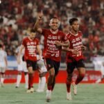 Berikut adalah beberapa alternatif judul untuk berita tentang perpanjangan kontrak Rahmat dan Fitrul oleh Bali United:

1. "Bali United Perpanjang Kontrak Rahmat dan Fitrul untuk Musim Depan"
2. "Rahmat dan Fitrul Resmi Bertahan di Bali United Melalui Perpanjangan Kontrak"
3. "Bali United Perkuat Tim dengan Perpanjangan Kontrak Rahmat dan Fitrul"
4. "Stabilitas Tim: Bali United Perpanjang Kontrak Duo Pemain Kunci Rahmat dan Fitrul"
5. "Langkah Strategis: Bali United Pertahankan Rahmat dan Fitrul dengan Kontrak Baru"

Semoga alternatif judul ini membantu!