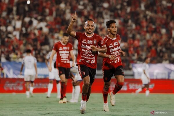 Berikut adalah beberapa alternatif judul untuk berita tentang perpanjangan kontrak Rahmat dan Fitrul oleh Bali United:

1. "Bali United Perpanjang Kontrak Rahmat dan Fitrul untuk Musim Depan"
2. "Rahmat dan Fitrul Resmi Bertahan di Bali United Melalui Perpanjangan Kontrak"
3. "Bali United Perkuat Tim dengan Perpanjangan Kontrak Rahmat dan Fitrul"
4. "Stabilitas Tim: Bali United Perpanjang Kontrak Duo Pemain Kunci Rahmat dan Fitrul"
5. "Langkah Strategis: Bali United Pertahankan Rahmat dan Fitrul dengan Kontrak Baru"

Semoga alternatif judul ini membantu!