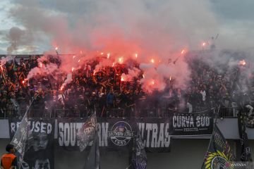 Suara dan Petasan: Laga Persita vs Persib Terhenti Sementara