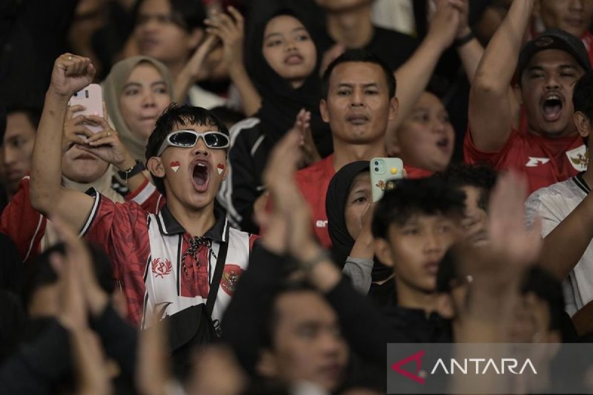 Berikut adalah beberapa alternatif judul yang bisa digunakan untuk "God Bless dan Judika Bakar Semangat Penggemar Indonesia":

1. "God Bless dan Judika: Menyalakan Semangat Penggemar Tanah Air"
2. "Semangat Indonesia: God Bless dan Judika Menggugah Jiwa"
3. "Bersatu dalam Musik: God Bless dan Judika Membangkitkan Energi Penggemar"
4. "God Bless & Judika: Api Semangat Penggemar Indonesia"
5. "Melodi Semangat: God Bless dan Judika Menginspirasi Penggemar Indonesia"
6. "Kebangkitan Spirit: God Bless dan Judika Mengguncang Hati Penggemar"

Semoga salah satu dari judul-judul ini sesuai dengan kebutuhan Anda!