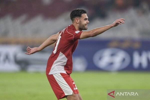 “Pandangan Vanenburg Terhadap Selebrasi Pacu Jalur oleh Jens Raven”