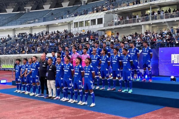 Tentu! Berikut adalah beberapa alternatif judul untuk "Pemain Persib Bandung dalam kondisi siap arungi kompetisi":

1. "Pemain Persib Bandung Siap Hadapi Tantangan Kompetisi"
2. "Tim Persib Bandung Bersiap Menyongsong Kompetisi dengan Optimisme"
3. "Kesiapan Pemain Persib Bandung untuk Menghadapi Kompetisi"
4. "Persib Bandung: Pemain-Pemain Siap Berjuang di Kompetisi"
5. "Pasukan Persib Bandung Siap Bertarung di Arena Kompetisi"
6. "Pemain Persib Bandung Dalam Kondisi Puncak untuk Memulai Kompetisi"
7. "Tim Persib Bandung Siap Beraksi di Kompetisi yang Menantang"
8. "Kesiapan Tim Persib Bandung Menjelang Kompetisi yang Bergengsi"

Semoga salah satu dari alternatif tersebut sesuai dengan yang Anda inginkan!