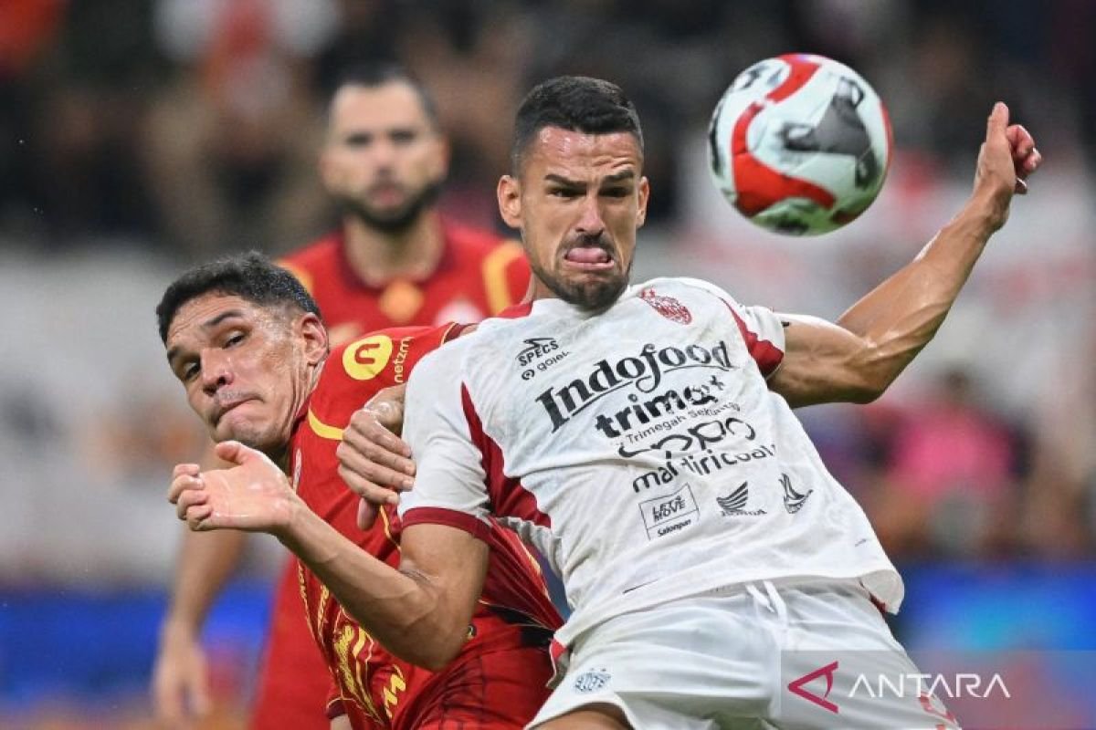 Berikut adalah beberapa alternatif judul untuk "Pelatih Bali United Sayangkan Serangan Balik Terbuang Percuma":

1. "Pelatih Bali United Kesal dengan Pemborosan Peluang Serangan Balik"
2. "Serangan Balik yang Terbuang, Pelatih Bali United Merasa Kecewa"
3. "Pelatih Bali United: Serangan Balik Sia-Sia yang Mengkhawatirkan"
4. "Kecewa dengan Serangan Balik yang Tidak Memuaskan, Kata Pelatih Bali United"
5. "Pelatih Bali United Menyesali Ketidakberhasilan Serangan Balik"
6. "Serangan Balik Bali United Terbuang, Pelatih Ungkap Kekecewaan"

Silakan pilih atau sesuaikan sesuai kebutuhan!