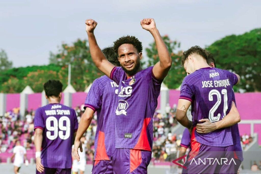 Tentu! Anda bisa mengganti judul "Williams Lugo" menjadi "Pemain Terbaik" atau "Pemain Terbaik Pertandingan". Jika Anda mencari judul yang lebih kreatif, Anda bisa juga menggunakan "Bintang Pertandingan: Williams Lugo". Silakan beri tahu jika ada yang ingin diubah lebih lanjut!